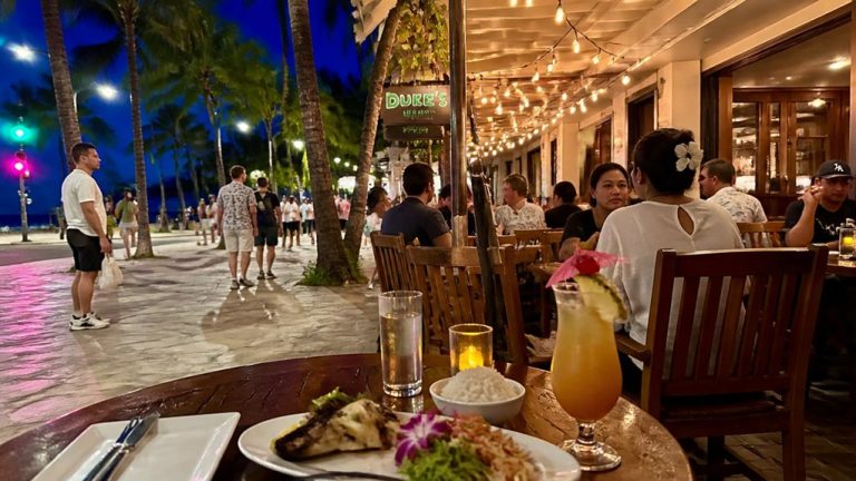 waikiki cocktail cruise dining
